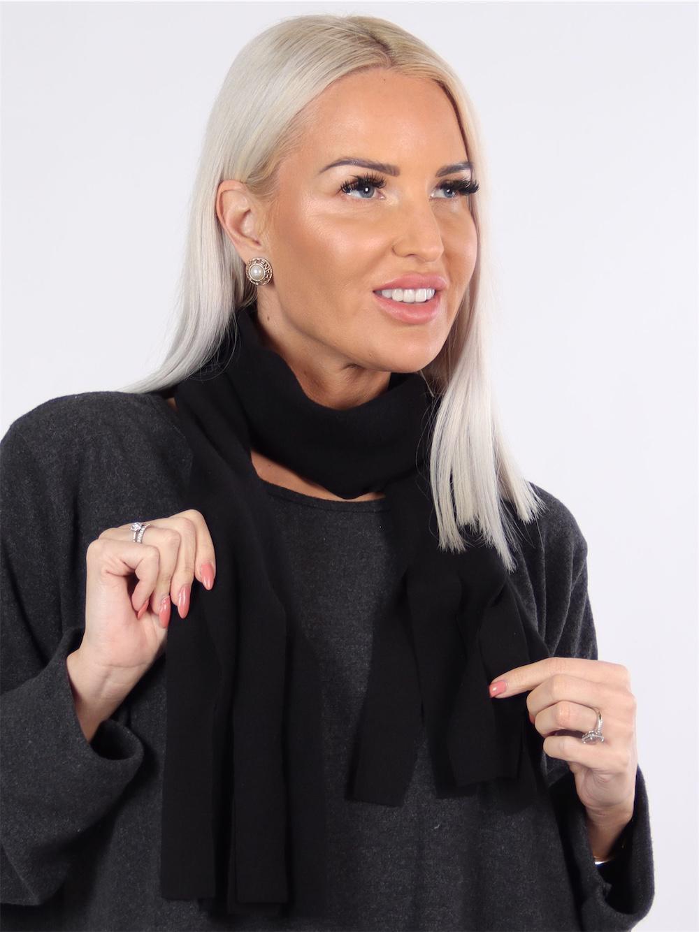 Silly - Sort blødt tørklæde med frynser